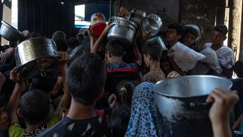 Chaos grows as hungry Gazans wait for food in worsening crisis